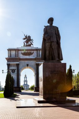 Mareşal Zhukov Anıtı ve Kursk'taki Zafer Kemeri. Rusya