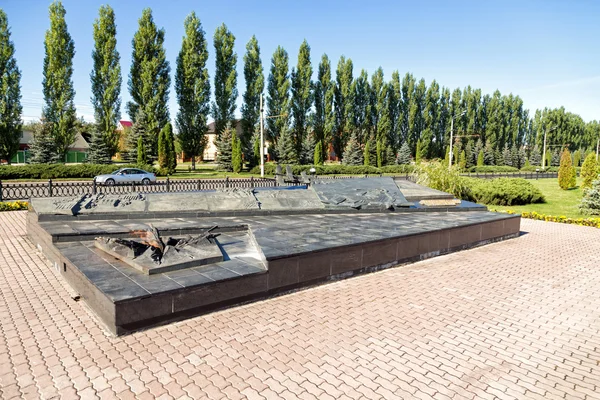 Pedra tumular de granito Soldado desconhecido Kursk terra em uma vala comum — Fotografia de Stock