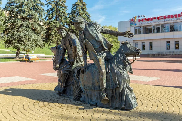 Памятники клоунам Юрию Никулину и Михаилу Шуидину в Курске, Россия — стоковое фото