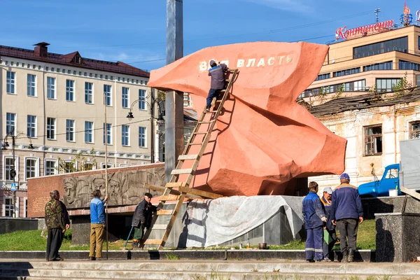 Het team van arbeiders, het verminderen van gedenkteken. Koersk. Rusland — Stockfoto