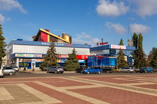 Bioscoop Mir en het winkelcentrum. Anna. Rusland — Stockfoto