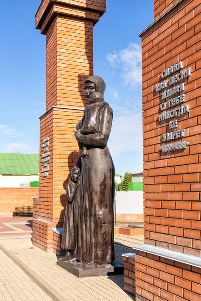 Пам'ятник мамам і вдовам. Анна. Росія — стокове фото