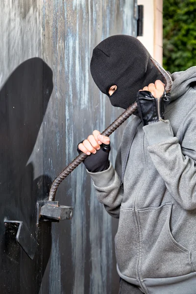 Inbrottstjuv raster lås på dörren — Stockfoto