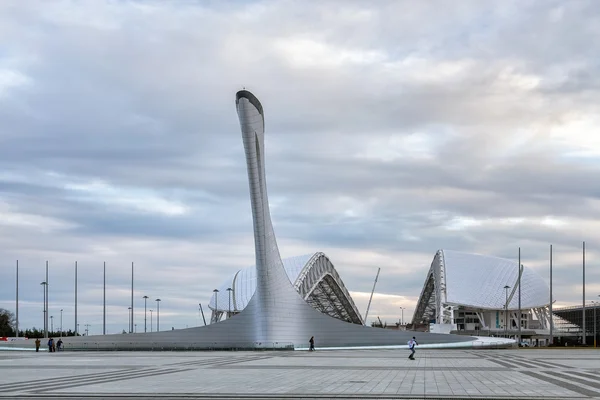 Flamme de Bowl Olimpic et stade Fischt à Sotchi. Russie — Photo