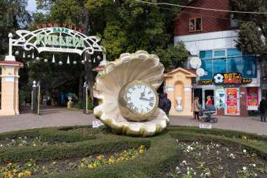 Riviera Park girişinde saat. Sochi. Rusya