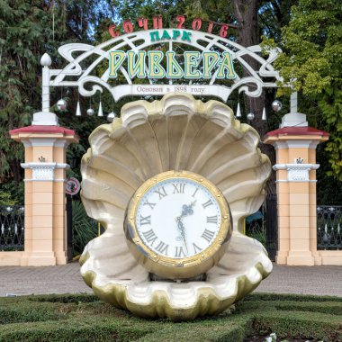 Riviera Park girişinde saat. Sochi. Rusya