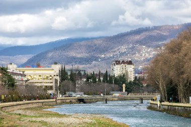 Nehir ve dağ. Sochi. Rusya