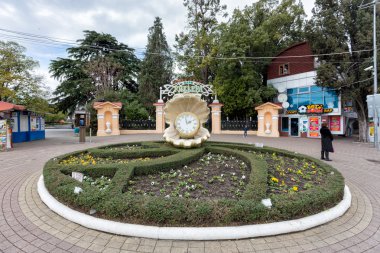 Riviera Park girişinde saat. Sochi. Rusya