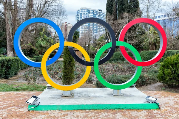 Sochi Navaginskaya Caddesi üzerinde olimpik halka heykel. Rusya — Stok fotoğraf