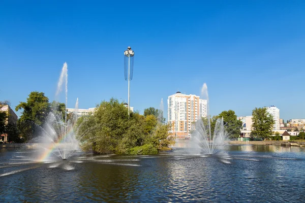 Komsomolskiy vijver met fonteinen, Lipetsk, Rusland — Stockfoto