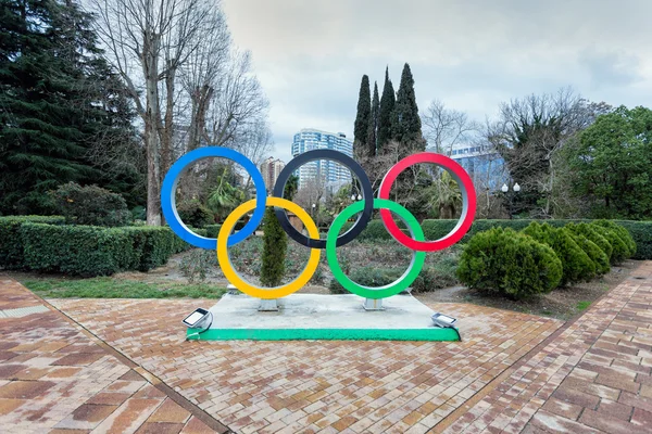 Sculptuur Olympische ringen op Navaginskaya Street in Sotsji. Rusland — Stockfoto