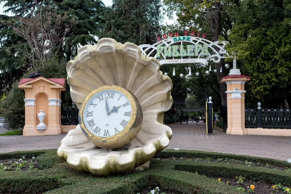 리비에라 공원 입구에서 시계. 소 치입니다. 러시아 — 스톡 사진