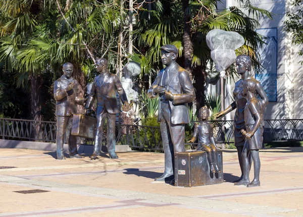 Monumento a los héroes de la comedia The Diamond Arm. Sochi, Rusia . — Foto de Stock