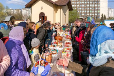 kutsama Paskalya kek ve yumurta