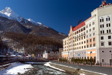 Kayak Merkezi vadi Rosa Khutor içinde. Sochi, Rusya Federasyonu