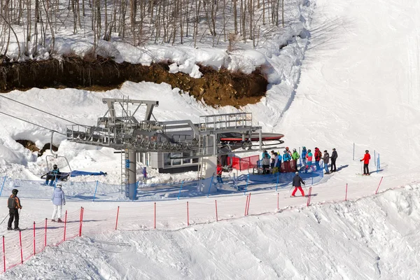 Dağ Kayak Merkezi Rosa Khutor kaldırıyor. Sochi, Rusya Federasyonu — Stok fotoğraf