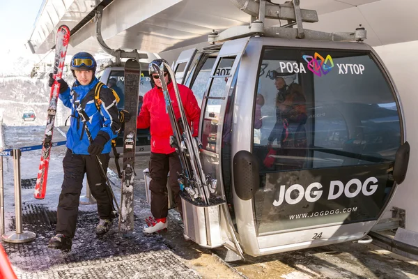 Dağ Kayak Merkezi Rosa Khutor kaldırıyor. Sochi, Rusya Federasyonu — Stok fotoğraf