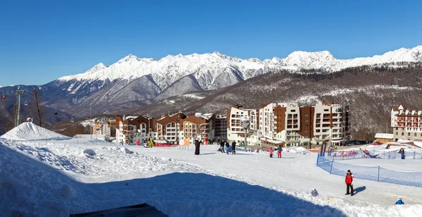 Kayak Merkezi vadi Rosa Khutor içinde. Sochi, Rusya Federasyonu — Stok fotoğraf