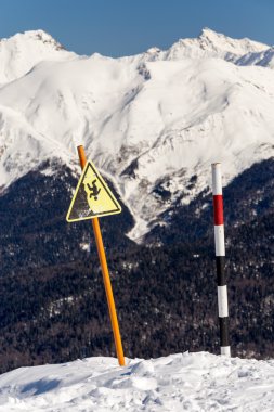 Dağlarda uyarı işareti