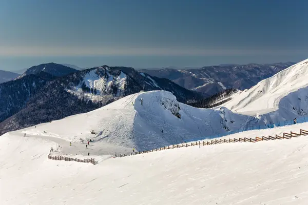滑雪胜地罗莎 · 德鲁日。红波利亚纳山。俄罗斯索契 — 图库照片