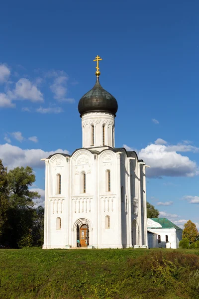 Церковь Покрова Пресвятой Богородицы на реке Нерль. Россия — стоковое фото