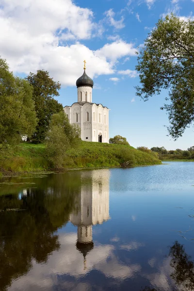 Intercesión de la Iglesia de la Santísima Virgen en Nerl River. Rusia — Foto de Stock