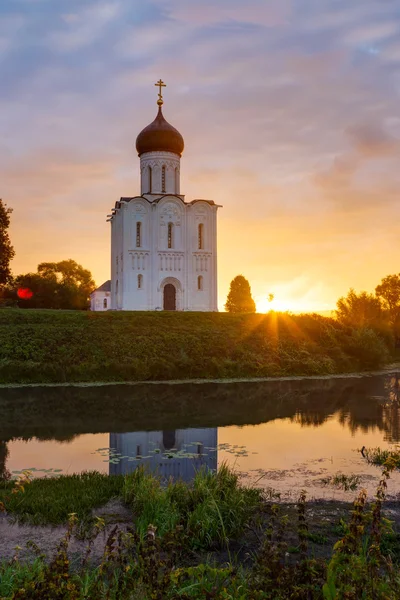 Церковь Покрова Пресвятой Богородицы на реке Нерль. Россия — стоковое фото