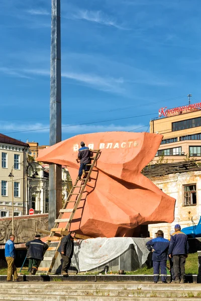 Команда рабочих восстанавливает мемориал. Курск. Россия — стоковое фото