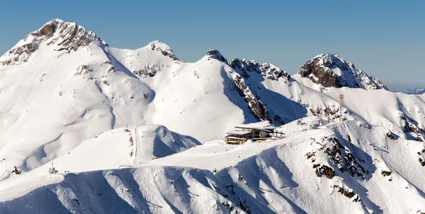 Kayak Merkezi Rosa Khutor. Krasnaya Polyana dağlarında. Sochi, Rusya Federasyonu — Stok fotoğraf