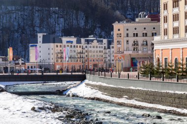 Kayak Merkezi vadi Rosa Khutor içinde. Sochi, Rusya Federasyonu