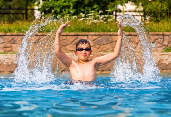 Glücklicher Junge in einem Schwimmbad — Stockfoto