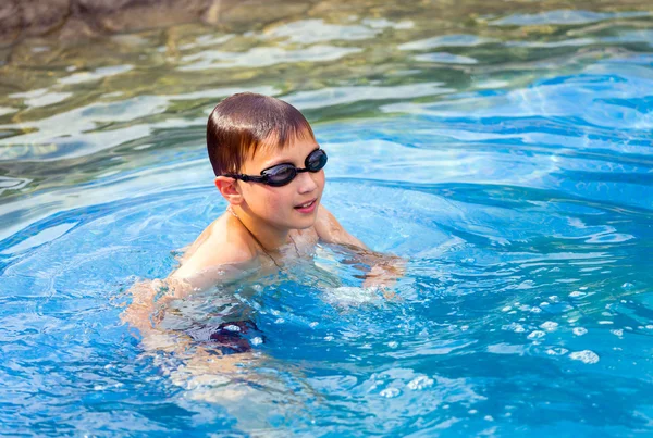 Tio-årig pojke i poolen — Stockfoto