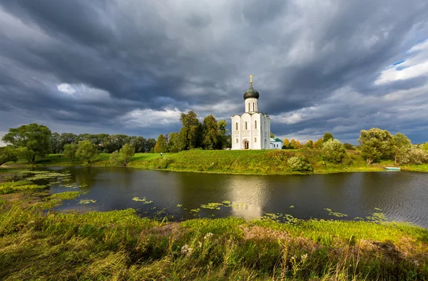 Церковь Покрова Пресвятой Богородицы на Нерл Ри — стоковое фото