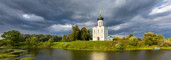 The Church of the Intercession of the Holy Virgin on the Nerl Ri — Stock Photo, Image
