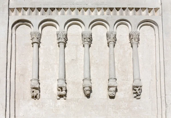 Decoraties op de muren van kerk voorspraak van de Heilige Maagd op Ne — Stockfoto