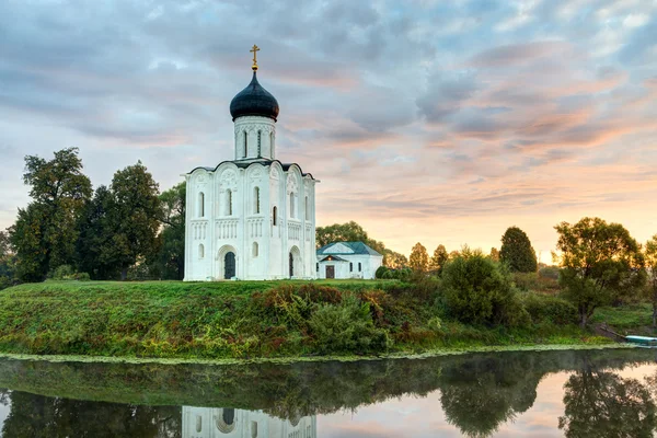 Церква Покрови Пресвятої Богородиці на річці Nerl на світанку. — стокове фото