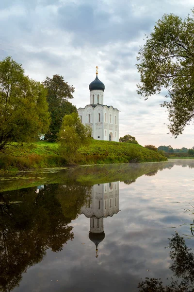 Церковь Покрова Пресвятой Богородицы на реке Нерль в начале — стоковое фото