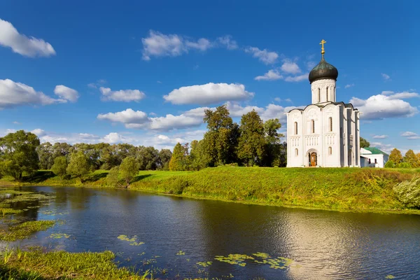 Templom közbenjárására a Szent Szűz Mária oltalma-folyón. Oroszország — Stock Fotó