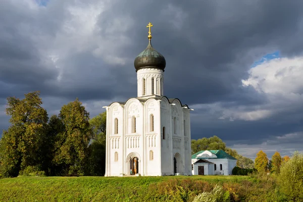 Μεσολάβηση της εκκλησίας της Παναγίας στον Nerl ποταμό. Ρωσία — Φωτογραφία Αρχείου