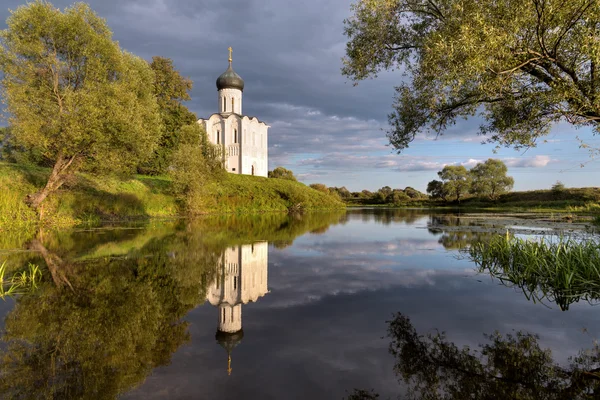 Церковь Покрова Пресвятой Богородицы на реке Нерль. Россия — стоковое фото