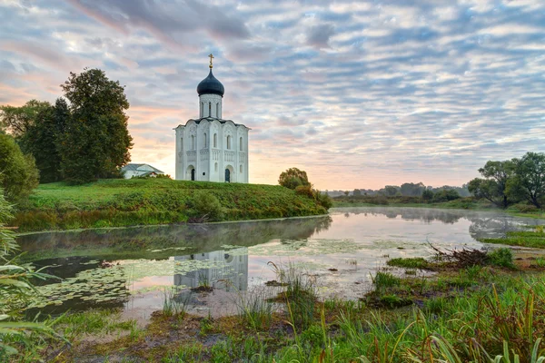 Church of Intercession of Holy Virgin on the Nerl River early in — Stock Image Church of Intercession of Holy Virgin on the Nerl River early in Stock Picture