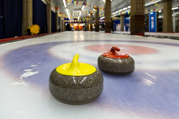 Curling-Steine auf einer Eisbahn — Stockfoto