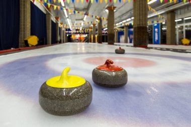 Kapalı bir pisti Curling taşı