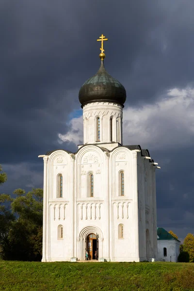 Церковь Покрова Пресвятой Богородицы на реке Нерль. Россия — стоковое фото