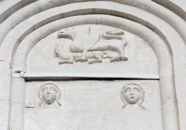 Dekorationer på väggarna av kyrkans förbön av heliga jungfru på Ne — Stockfoto