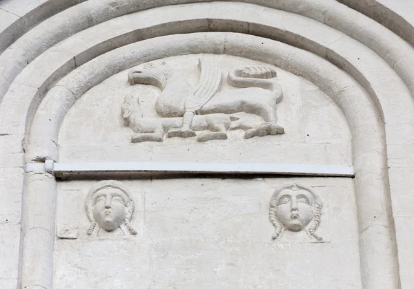 Decoraciones en las paredes de la Iglesia Intercesión de la Santísima Virgen en Ne — Foto de Stock