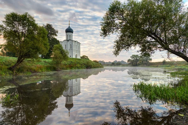 Nerl 강에 일찍 거룩한 성모의 중 보 교회 — 스톡 사진
