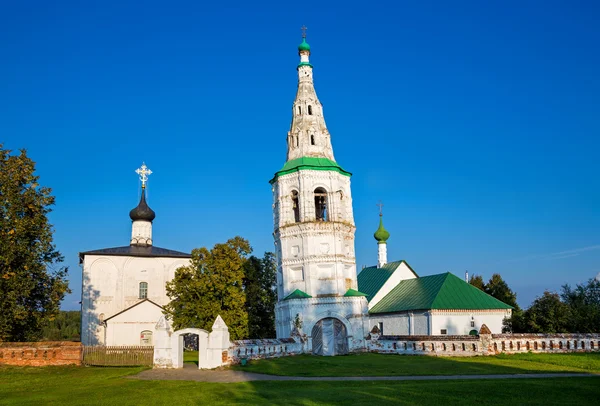 Leaning bell tower and two churches in the village of Kideksha. — Stock Photo, Image