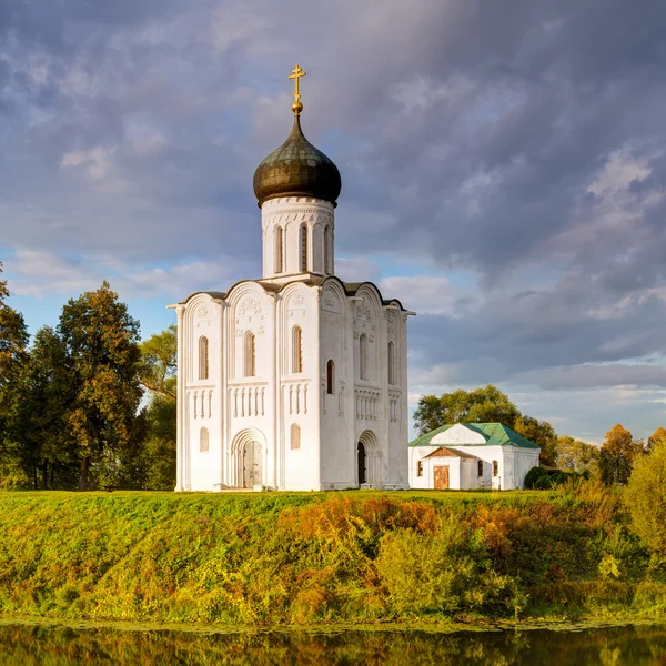 Wstawiennictwo Kościoła Najświętszej Maryi Panny na rzeka Nerl. Rosja — Zdjęcie stockowe