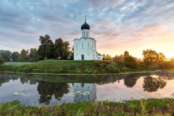 Kerk van voorspraak van de Heilige Maagd op de Nerl rivier bij dageraad. — Stockfoto